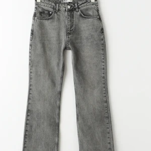 Grå flare jeans - Dom populära grå flare jeansen från gina tricot köpt för ugf ett halvår sen men försiktigt använda alltså inga defekter.Dom är i modellen petite o sitter perfekt på mig som är 163.