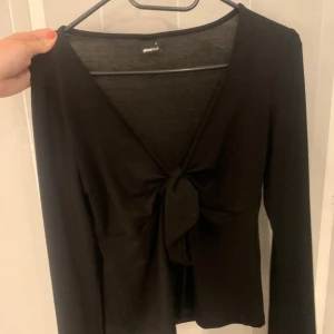 Knyt topp - Super snygg knyt topp, liknar design by si toppen. Den är tunn så funkar jättebra på sommaren också. Använd ca 10 gånger och något nopprig vid armhålan och så men inget som märks när man har på sig den💗