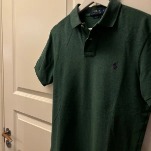 Ralph lauren piké  - Ralph lauren piké i nyskick. Nypris 1200 kr. En unik modell med lila märke. 