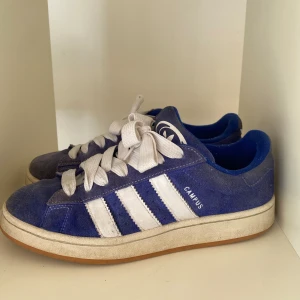 Adidas campus 00 - Adidas campus 00 i bra skick. Inga defekter eller något bara smutsiga och jag vet inte hur man tvättar sånna skor ordentligt. Låda, två skosnören samt kvitto medföljer.  Pris går att diskutera✅