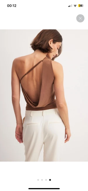 Topp - Helt oanvänd (!!!) brun festlig topp som går att både klä upp och ner. Så snygg till alla tillfällen😍
