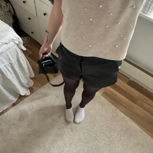 Skinn shorts - Skinn shorts från Zara, använda en gång💕 storlek S men passar xs-m