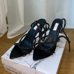 Klackar med rinestones från Nelly - Extremt fina klackar från Nelly! 10cm klack Aldrig använda, endast tagit ur lådan!