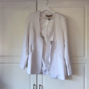 Blazer - Säljer den här vita blazern från Angelica blick🩷🩷