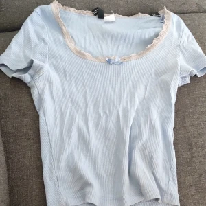 En bra och smidig tröja - Säljer denna varan för att prova en ny stil, Inga fläckar eller så. Om man köper den så kan vi både tvätta och stryka den det är bara att säga till!👍🏼