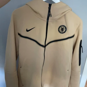 Chelsea FC hoodie  - Zip hoodie köpt via Chelsea FC nästan oanvänd. Toppskick! 