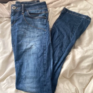 Lågmidjade bootcut jeans - Jeansen är i toppen skick, dock äldre modell. I byxan står storleken 28/32, men själv bär jag 36/S och är 158cm och de sitter okej. Lite långa och lite tajta men absolut något som fungerar! Skulle rekommendera för någon lite längre och som bär 34/XS.