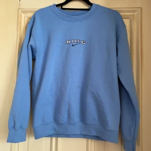 Tröja med Nike-tryck - Collegetröja köpt 2nd hand. En liten fläck på framsidan (se bild), i övrigt i bra skick