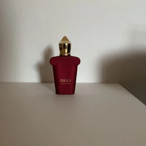 Casamorati Xerjoff Italica - Säljer min Casamorati Italica som är en parfym från märket Xerjoff. Den är 30ml original med ca 20ml kvar. Riktigt fin doft men tyvärr inte haft tillfälle att använda. Därav säljes denna. Nypris 1350kr, mitt pris 600kr. Går att diskutera