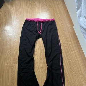 Y2k byxor  - Y2k lågmidjade mjukisbyxor med rosa linjer på sidorna. De liknar victorias secret byxor. Pris kan diskuteras🎀