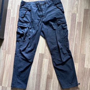 Cargobyxor - Svarta cargobyxor från HM i storlek L! Jättefina och har många fickor! 