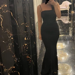 Festklänning/balklänning - Super snygg klänning Storlek S Endast använd en gång, nyskick Figursydd sitter efter kroppen/ ger dig ⏳ look Pris kan diskuteras vid snabb affär 