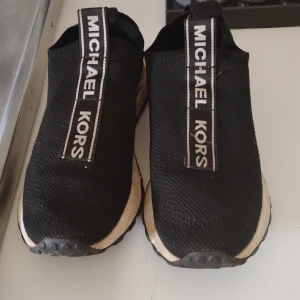 Michael kors gympa skor - Jättesköna Michael Kors tunna gympadojor, är i fin form storlek 39