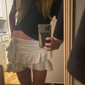 Sommarkjol - Jättesöt sommarkjol med volanger! Har även ett avtagbart snöre/ band som man kan knyta till en rosett! 