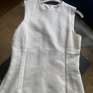 Klänning  - Säljer min superfina vita klänning. Passar bra för st 38-40