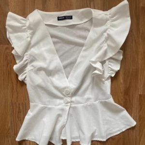 Sommarblus  - Jättesöt sommarblus! Perfekt skick men kommer tyvärr inte till användning🎀Bara testad av mig men köpt second hand!🩰