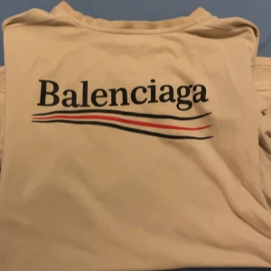 Äkta Ny Balenciaga t-shirt - Den är ny endsat testat 1 gång Äkta Balenciaga t-shirt Strl L Nypris: 9175kr 