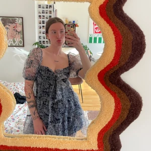 Mönstrad kort puff klänning i mesh - Mönstrad klänning i mesh som använts ett fåtal gånger. Är typ lite gråblå. Storlek 40, jag brukar ha 38-40 men kan nog passa en 36 också💕