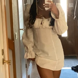 Sommar kläning  - Super fin  Långärmad  Midi längd  Kräm/vit färg 