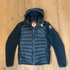 Parajumpers Cardigan Warmup - Skador på sömmen på armarna längst ut (fråga efter fler bilder) Annars bra skick