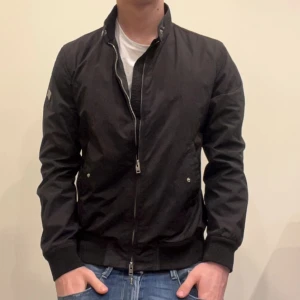 J.Lindeberg jacka - J. Lindeberg bombjacka | skick 9/10 inga defekter | nypris ligger på ungefär 3 000kr mitt pris: 449kr ej hugget i | Storlek L men passar M | Hör gärna av dig vid fler frågor! 😊