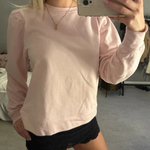 Rosa tröja - Ljusrosa sweatshirt från Gina med puffärmar. Den är knappt använd. Perfekt till sommarkvällar. Storlek L men passar mig som brukar ha s på tröjor