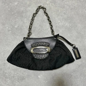 Vintage Guess väska - Fin vintage guess väska från 2000s. Silver kedja och detaljer. Läder på utsidan, tyg material på insidan och utsidan. Mått: 35 cm x 15 cm