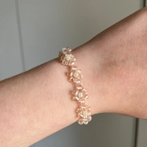 Flower Bracelet  - Ny, Stl: 17cm (M) Handgjord blomster mönster, med lås och justerbar längd. Skriv i privat för annan längd