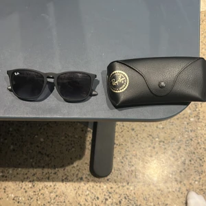 Svarta raybans - Svarta raybans som är i perfect skick som jag köpte för en vecka sedan. Fodral och putsar filten är också i bra skick, dom ingår också i köpet. Säljer dom för att jag vill köpa raybans boyfriend. (Pris kan diskuteras)