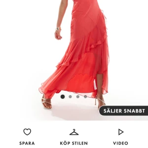 Röd långklänning  - Helt oanvänd med prislapp på. Normal i sin storlek 