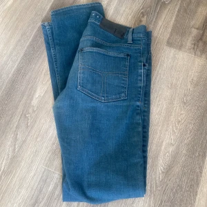 Tiger of Sweden jeans - Byxorna är i bra skick förutom att den är märken efter snusdosan på fickorna fram. Se bild
