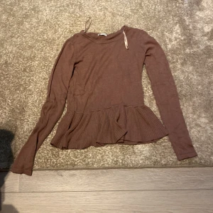 Använt 2-3 gånger inte en fläck på den! Säljer denna för den inte kommer till användning  - Jätte fin brun vin röd tröja som är mjuk med en kjol längst ner 