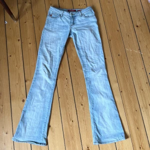 Jeans  - Lågmidjade miss sixty jeans storlek 26 och passar mig som är 170 och har xs. Måttligt använda och inga större defekter 