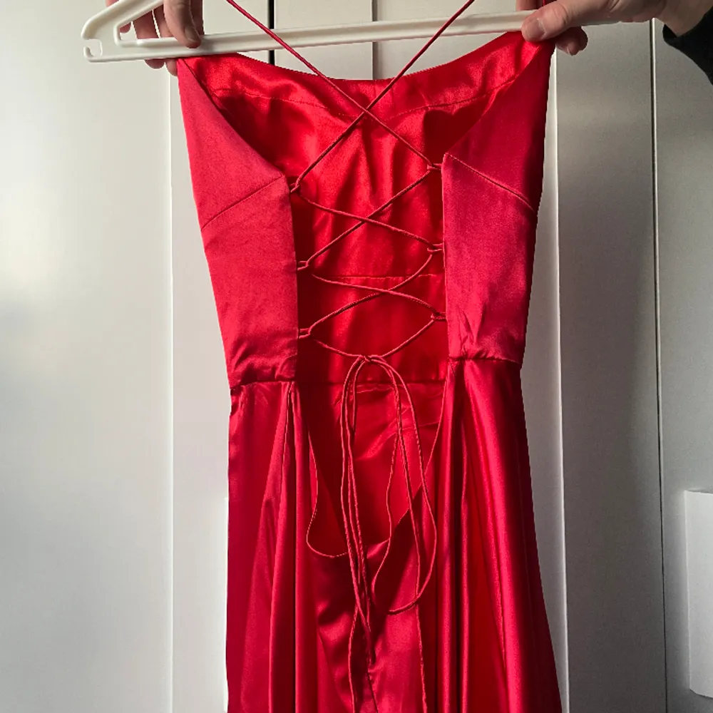Säljer min superfina balklänning som aldrig använts då jag tog studenten 2020. Köpt på youmefashion, nypris 2999kr. Svårt att få med hela klänningen på bild men har en video som kan skickas om man vill se klänningen på. Mått kan också skickas i pm. Klänningar.