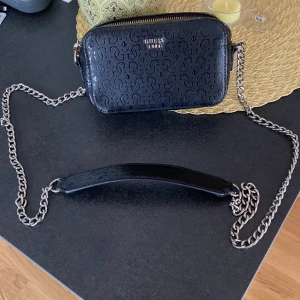 Snygg liten väska från Guess - En snygg väska från Guess, använd fåtal gånger. Passar till allt! 