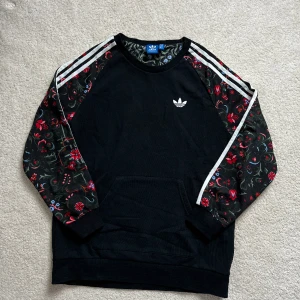 Superfin Adidas tröja i Stl S i nyskick  - Superfin Adidas tröja i stl S i nyskick.   Pris 180:- + porto   Kan mötas i Uppsala om man bort här annars kan jag skicka mot proto. 