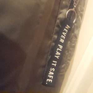 Bombar jacka - Storlek medium använd max 3ggr polyester tyg med luva liten fläck inne i jackan målarfärg vit 