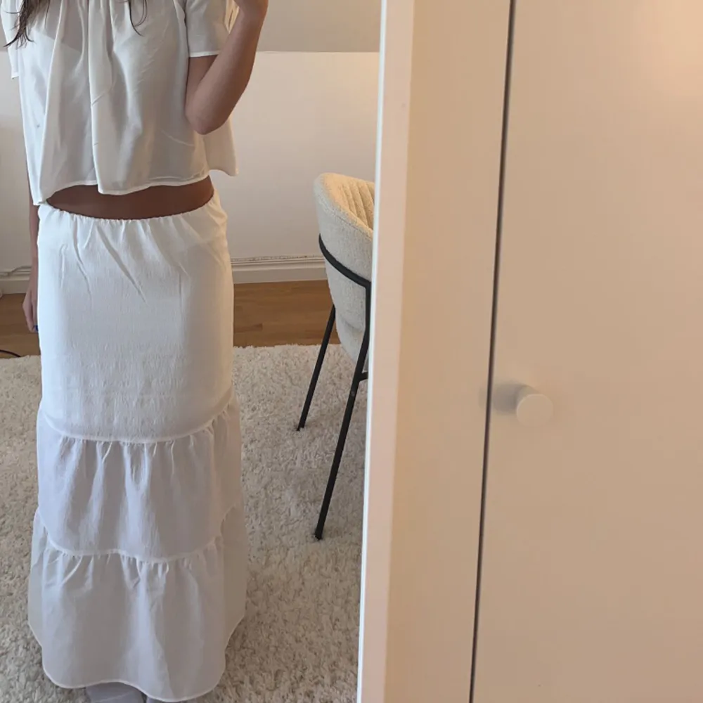 En helt perfekt lång vit kjol nu till vår och sommar! Använd endast 2 gånger och är i toppen skick! . Kjolar.
