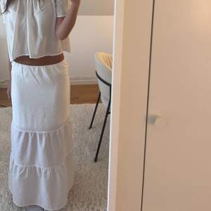 En helt perfekt lång vit kjol nu till vår och sommar! Använd endast 2 gånger och är i toppen skick! 