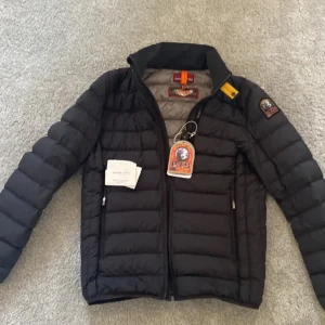 Parajumper jacka - En patajumper jacka i stl m. Färg grå. Skick som ny.
