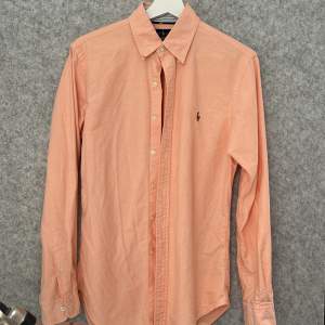 Ralph Lauren skjorta i en snygg orange/beige färg, perfekt skick (inga defekter)