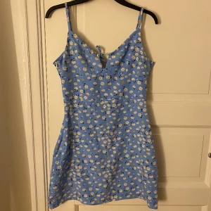 Blå blommig klänning! - Fin till midsommar