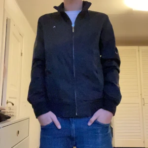 J Lindberg jacka - Riktigt clean tunn jacka från j Lindeberg. Riktigt bra skick, inga skador. Priset går att diskutera vid en snabb affär. Skriv för frågor.