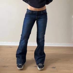 Snygga lågmidjade vintage jeans från GAP. Midjemåttet är ca 84cm och innerbenslängden är ca 81cm. 