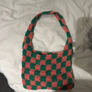 Stickat handväska  - Stickat handväska som är stickat av en vänn till mig, väldigt liten och har inga fickor inuti. 
