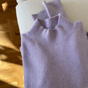 Ljuslila polo med ull från &Other Stories  - Ljuslila stickad polotröja, 2% ull, storlek S, från &Other Stories. Mycket sparsamt använd. 