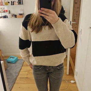 Stickad tröja - Stickad tröja från H&m💖har endast testat den på, då jag ändrade mig efter köpet💘köpt för 299kr men i nyskick💗pris kan diskuteras!!!