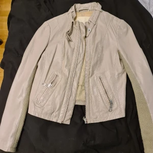 Jacka - Bzr skinjacka  Använt i gott skick