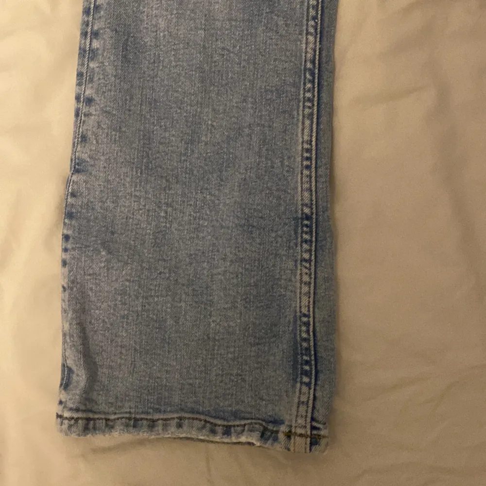 Säljer dessa populära utsvänga jeans från Gina som är jättebra skick men använder inte längre. De har även låg midja. Jeans & Byxor.