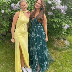 Långklänning (höger) - Intressekoll på min balklänning!! Öppen rygg, går ända ner till marken(med klackar) för mig som är 169, två slitsar vid benen. Det är en S men sitter bra på mig som annars har M/S. Skriv om du vill se fler bilder🫶Köpt i USA second hand😊